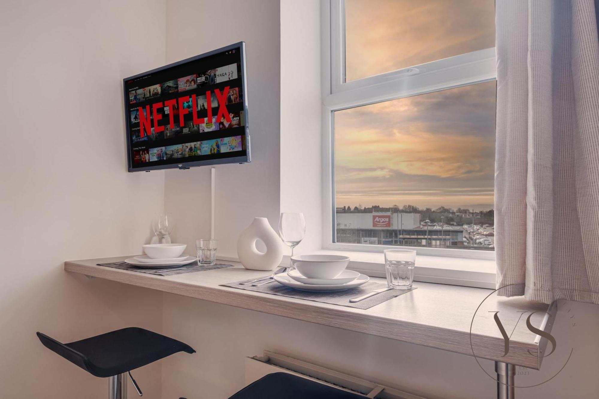Sienna Longton 1b - Wi-fi, Alton Towers, Netflix